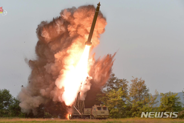 【서울=뉴시스】북한 김정은 국무위원장이 지난 10일 초대형방사포시험사격을 현지지도했다고 조선중앙TV가 11일 보도했다. 2019.09.11. (사진=조선중앙TV 캡처)&nbsp; photo@newsis.com