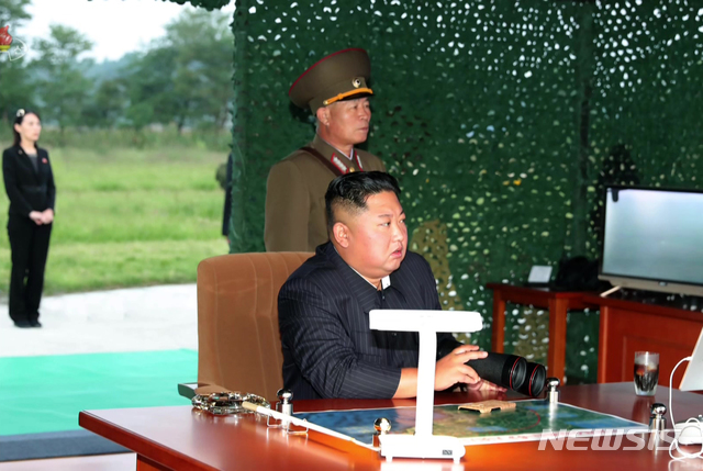【서울=뉴시스】북한 김정은 국무위원장이 지난 10일 초대형방사포시험사격을 현지지도했다고 조선중앙TV가 11일 보도했다. 2019.09.11. (사진=조선중앙TV 캡처)  photo@newsis.com