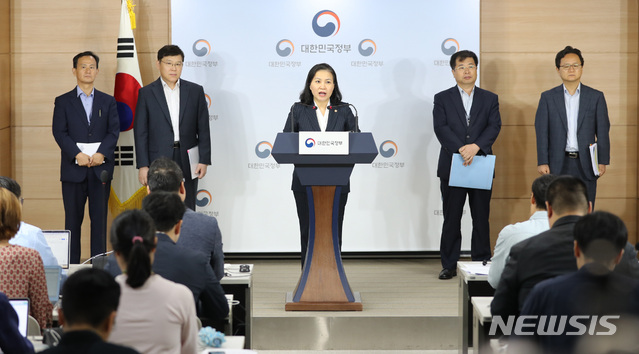 【서울=뉴시스】 전진환 기자 = 유명희 산업통상자원부 통상교섭본부장이 11일 오전 서울 종로구 정부서울청사 브리핑실에서 일본 수출규제에 대한 분쟁 대응 관련 브리핑을 하고 있다.&nbsp; 유명희 본부장은 브리핑에서 일본의 반도체 디스플레이 핵심 소재 3개 품목에 대한 수출제한조치를 WTO에 제소할 예정이라고 밝혔다. 2019.09.11.&nbsp; amin2@newsis.com