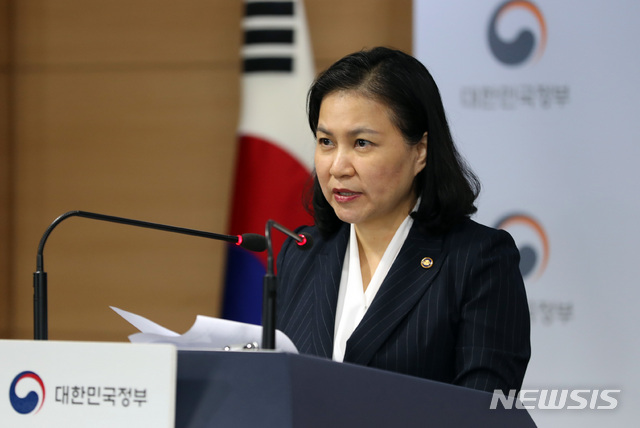 【서울=뉴시스】 전진환 기자 = 유명희 산업통상자원부 통상교섭본부장이 11일 오전 서울 종로구 정부서울청사 브리핑실에서 일본 수출규제에 대한 분쟁 대응 관련 브리핑을 하고 있다.&nbsp; 유명희 본부장은 브리핑에서 일본의 반도체 디스플레이 핵심 소재 3개 품목에 대한 수출제한조치를 WTO에 제소할 예정이라고 밝혔다. 2019.09.11.&nbsp; amin2@newsis.com