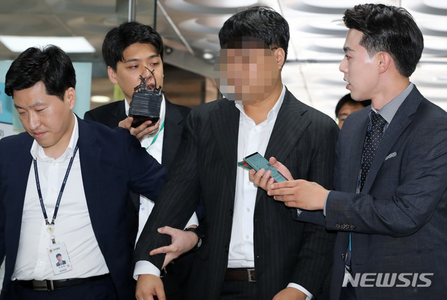 【서울=뉴시스】박주성 기자 = 조국 법무부장관 가족이 투자한 사모펀드 관련 의혹의 핵심 인물인 사모펀드 운용사 코링크프라이빗에쿼티(PE) 대표 이모씨가 11일 오전 서울 서초구 서울중앙지방법원에서 열린 영장 실질심사에 출석하고 있다. 2019.09.11.&nbsp; park7691@newsis.com