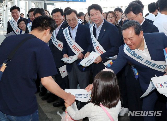 【서울=뉴시스】이영환 기자 = 더불어민주당 이해찬 대표와 이인영 원내대표 등 의원들이 11일 오전 서울 용산구 서울역 플랫폼에서 추석 귀성인사를 하고 있다. 2019.09.11. 20hwan@newsis.com