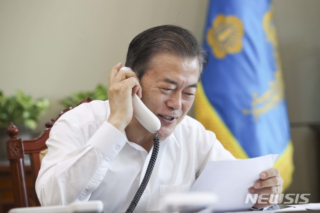 【서울=뉴시스】문재인 대통령이 11일 오전 청와대 여민관에서 MBC 라디오 표준 FM '여성시대, 양희은 서경석입니다' 추석특집 프로그램 '우린 추석이 좋다' 3부에서 전화 인터뷰를 하고 있다. 2019.09.11. (사진=청와대 제공)&nbsp; photo@newsis.com