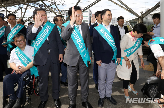 【서울=뉴시스】이영환 기자 = 바른미래당 손학규 대표와 의원들이 추석을 이틀 앞둔 11일 오전 서울 용산구 서울역에서 귀성인사를 하고 있다. 2019.09.11. 20hwan@newsis.com