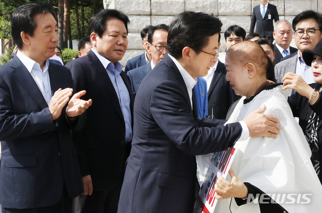 【서울=뉴시스】이종철 기자 = 11일 서울 여의도 국회 본관 앞 계단 밑에서 자유한국당 황교안 대표가 조국 법무부장관 임명 철회를 요구하며 삭발을 한 박인숙 의원을 안아주고 있다. 2019.09.11. jc4321@newsis.com