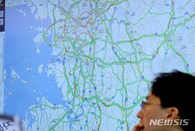 【세종=뉴시스】강종민 기자 = 추석 연휴를 하루 앞둔 11일 정부세종청사 국토교통부 국가교통정보센터에서 비상근무에 돌입한 직원들이 고속도로 교통상황을 주시하고 있다. 2019.09.11.&nbsp; ppkjm@newsis.com