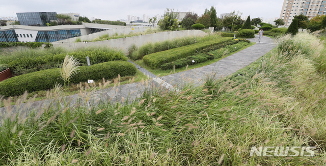 [세종=뉴시스]강종민 기자 = 세계에서 가장 큰 옥상정원으로 기네스북에 등재된 정부세종청사 옥상정원의 모습. 2019.09.11. ppkjm@newsis.com