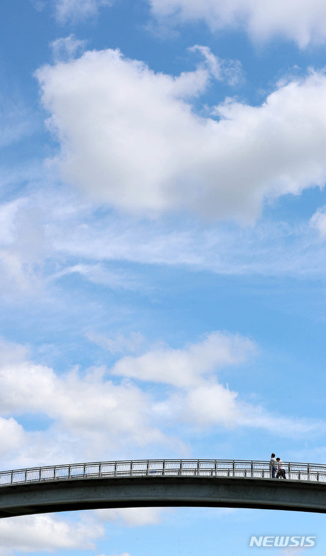 【서울=뉴시스】추상철 기자 = 지난 11일 오후 서울 영등포구 선유교 위로 보이는 하늘이 물감을 풀어놓은듯 파란 가을 하늘을 펼쳐져 있다. 2019.09.11. scchoo@newsis.com