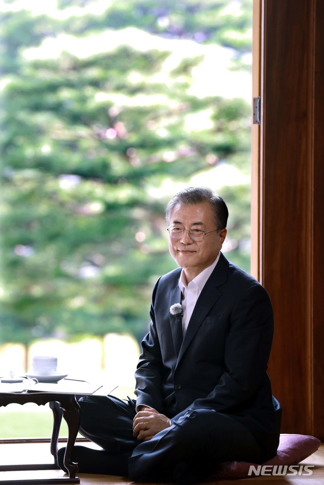 【서울=뉴시스】박진희 기자 = 문재인 대통령이 지난 8월 29일 청와대 상춘재에서 KBS ‘추석특별기획 2019 만남의 강은 흐른다’에 출연해 이산가족의 기억에 대해 인터뷰를 하고 있다. 2019.09.13. (사진=청와대 제공) photo@newsis.com