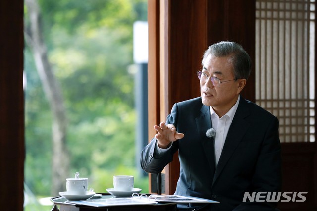 【서울=뉴시스】박진희 기자 = 문재인 대통령이 지난 8월 29일 청와대 상춘재에서 KBS ‘추석특별기획 2019 만남의 강은 흐른다’에 출연해 이산가족의 기억에 대해 인터뷰를 하고 있다. 2019.09.13. (사진=청와대 제공) photo@newsis.com