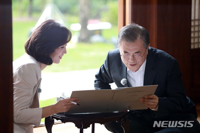 【서울=뉴시스】박진희 기자 = 문재인 대통령이 지난 8월 29일 청와대 상춘재에서 KBS ‘추석특별기획 2019 만남의 강은 흐른다’에 출연해 이산가족의 기억에 대해 인터뷰를 하고 있다. 2019.09.13. (사진=청와대 제공) photo@newsis.com