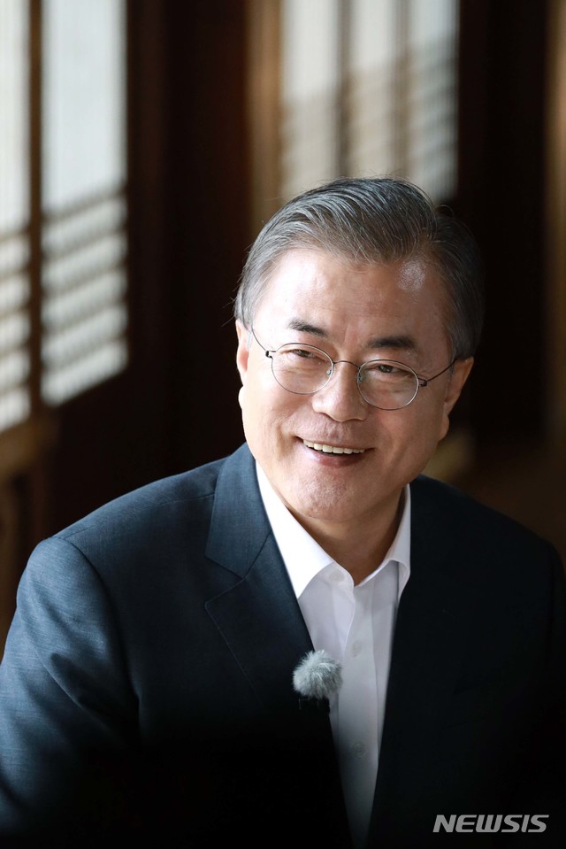 【서울=뉴시스】박진희 기자 = 문재인 대통령이 지난 8월 29일 청와대 상춘재에서 KBS ‘추석특별기획 2019 만남의 강은 흐른다’에 출연해 이산가족의 기억에 대해 인터뷰를 하고 있다. 2019.09.13. (사진=청와대 제공) photo@newsis.com