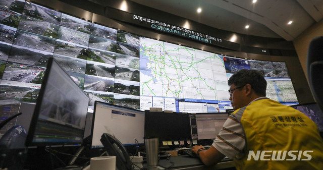 【성남=뉴시스】김선웅 기자 = 추석 연휴를 하루 앞둔 11일 오후 경기 성남시 궁내동 경부고속도로 서울요금소 교통센터 상황실에서 전국 고속도로 교통상황이 보이고 있다. 한국도로공사에 따르면 귀성방향 정체는 오전 10~11시께 시작돼 오후 6시께 절정에 이르렀다가, 이튿날 오후 7~8시께 해소되고 귀경방향은 비교적 원활할 것으로 예상된다. 2019.09.11. mangusta@newsis.com