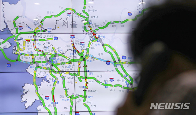 【성남=뉴시스】김선웅 기자 = 추석 연휴를 하루 앞둔 11일 오후 경기 성남시 궁내동 경부고속도로 서울요금소 교통센터 상황실에서 전국 고속도로 교통상황이 보이고 있다. 한국도로공사에 따르면 귀성방향 정체는 오전 10~11시께 시작돼 오후 6시께 절정에 이르렀다가, 이튿날 오후 7~8시께 해소되고 귀경방향은 비교적 원활할 것으로 예상된다. 2019.09.11. mangusta@newsis.com