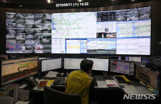 【성남=뉴시스】김선웅 기자 = 추석 연휴를 하루 앞둔 11일 오후 경기 성남시 궁내동 경부고속도로 서울요금소 교통센터 상황실에서 전국 고속도로 교통상황이 보이고 있다. 2019.09.11. mangusta@newsis.com