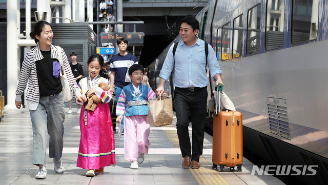 【서울=뉴시스】홍효식 기자 = 추석연휴를 하루 앞둔 11일 서울역에서 한복을 입은 어린이와 함께 한가족이 열차에 오르기 위해 발걸음을 옮기고 있다. 2019.09.11.&nbsp; yesphoto@newsis.com 