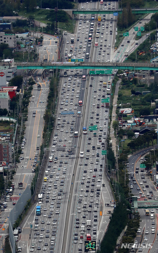 【용인=뉴시스】추상철 기자 =추석 연휴를 하루 앞둔 11일 오후 경찰헬기에서 바라본 서울 톨게이트~경기 용인시 수원 신갈IC 인근 경부고속도로 양방향 구간 차량이 늘어나고 있다. 2019.09.11. (경찰헬기 조종사 = 서울청 항공대 이용길 경감)&nbsp; scchoo@newsis.com