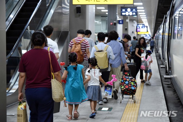 [서울=뉴시스] 서울 SRT 수서역에서 승객들이 열차에 오르고 있다. 2022.08.10. (사진=SR 제공) photo@newsis.com