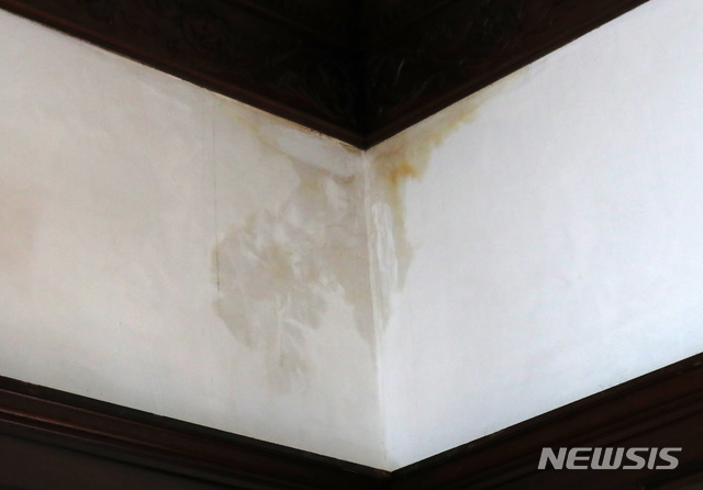 【서울=뉴시스】이영환 기자 = 대한민국 임시정부의 주석을 지낸 백범 김구가 집무실과 숙소로 사용했던 독립운동 유적지 '경교장(사적 제465호)'에 지난달 15일과 같은달 29일 누수가 발생했다. 누수는 매년 여러 형태로 지속되고 있지만 2012년 경교장 복원 시 내부 보수만 시행되고, 지붕 공사는 이뤄지지 않은 탓에 거듭 피해가 발생했다. 이번 누수로 김구 선생 침실과 2층 정면 복도의 벽면과 문틀에 물이 흘러 내렸다. 사진은 11일 서울 종로구 경교장 2층 응접실의 누수 흔적. 2019.09.15. 20hwan@newsis.com