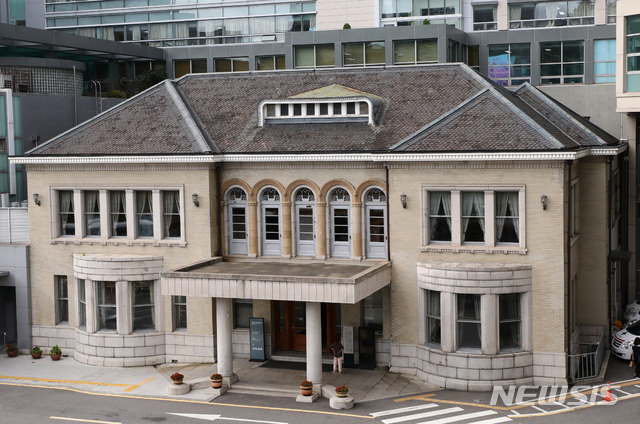 【서울=뉴시스】이영환 기자 = 대한민국 임시정부의 주석을 지낸 백범 김구가 집무실과 숙소로 사용했던 독립운동 유적지 '경교장(사적 제465호)'에 지난달 15일과 같은달 29일 누수가 발생했다. 누수는 매년 여러 형태로 지속되고 있지만 2012년 경교장 복원 시 내부 보수만 시행되고, 지붕 공사는 이뤄지지 않은 탓에 거듭 피해가 발생했다. 이번 누수로 김구 선생 침실과 2층 정면 복도의 벽면과 문틀에 물이 흘러 내렸다. 사진은 경교장 전경 모습. 2019.09.15. 20hwan@newsis.com