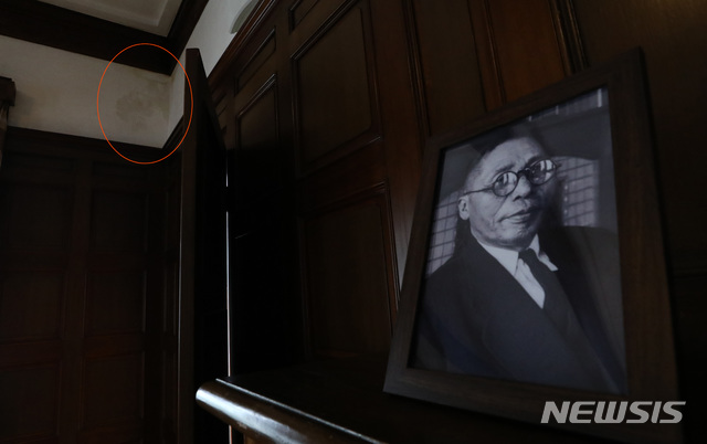 【서울=뉴시스】이영환 기자 = 대한민국 임시정부의 주석을 지낸 백범 김구가 집무실과 숙소로 사용했던 독립운동 유적지 '경교장(사적 제465호)'에 지난달 15일과 같은달 29일 누수가 발생했다. 누수는 매년 여러 형태로 지속되고 있지만 2012년 경교장 복원 시 내부 보수만 시행되고, 지붕 공사는 이뤄지지 않은 탓에 거듭 피해가 발생했다. 이번 누수로 김구 선생 침실과 2층 정면 복도의 벽면과 문틀에 물이 흘러 내렸다. 왼쪽 상단 원안에 보이는 경교장 2층 응접실의 누수 흔적. 2019.09.15. 20hwan@newsis.com