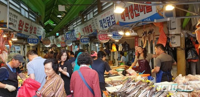 【태백=뉴시스】김태식 기자 = 강원 태백시 황지자유시장이 추석 연휴 고향을 찾은 귀성객들과 차례상을 차리기 위한 시민들로 북적이고 있다.2019.09.12.(사진=태백시청 김범진씨 제공) photo＠newsis.com