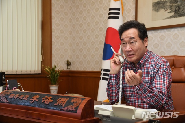 【서울=뉴시스】 이낙연 국무총리가 12일 서울공관 집무실에서 국민과의 전화통화를 하고 있는 모습. 2019.09.12. (사진=이낙연 총리 페이스북) 