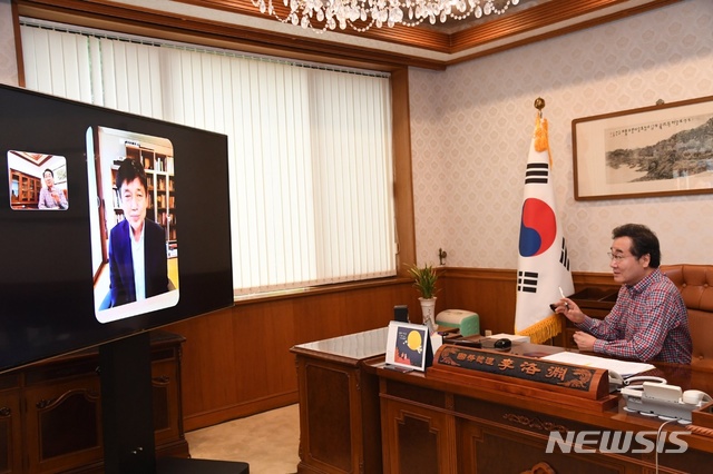 【서울=뉴시스】 이낙연 국무총리가 12일 국산 부품·장비 경쟁력 강화에 힘쓰고 있는 기업 씨에스캠의 이철수 대표에게 영상통화로 추석 인사를 전하고 있다. 2019.09.12. (사진=이낙연 총리 페이스북) photo@newsis.com