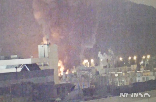【구미=뉴시스】배소영 기자 = 12일 오후 8시25분께 경북 구미시 공단동의 섬유 공장에서 불이 나 소방당국이 진화 중이다. 2019.09.12. (사진=경북소방본부 제공)photo@newsis.com