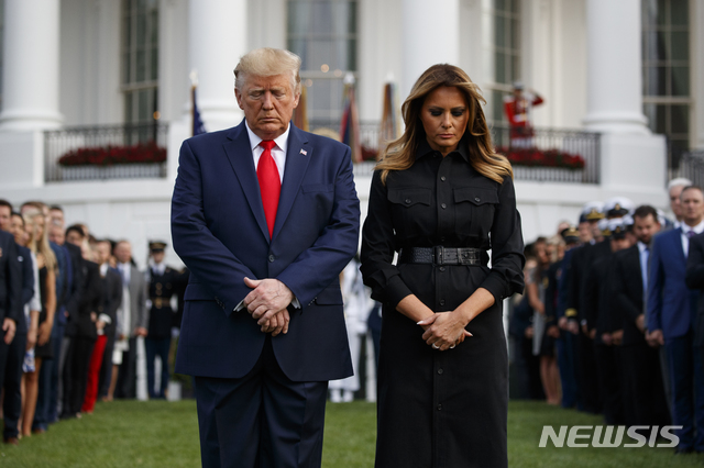 【워싱턴=AP/뉴시스】도널드 트럼프 대통령과 영부인 멜라니아가 11일(현지시간) 백악관에서 9·11 테러 희생자들을 기리는 묵념을 하고있다. 2019.09.12