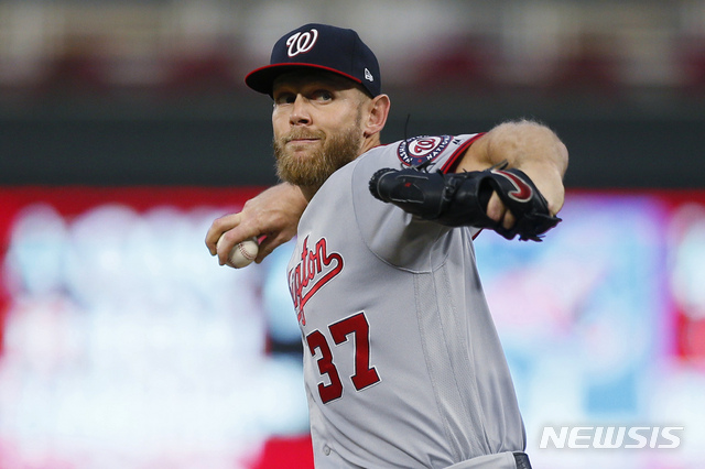 【미니애폴리스(미국)=AP/뉴시스】 워싱턴 내셔널스 스티븐 스트라스버그가 9월12일(한국시간) 미네소타 트윈스와 경기에서 공을 던지고 있다. 