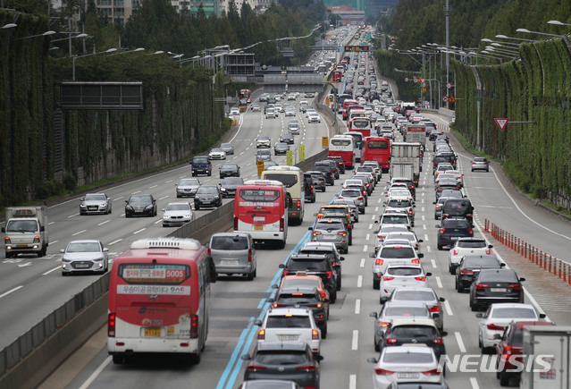 【서울=뉴시스】 김진아 기자 = 추석 연휴 첫날인 12일 오전 서울 서초구 잠원 IC 인근 경부고속도로가 귀성 차량이 몰려 정체가 일어나고 있다. 2019.09.12. bluesoda@newsis.com