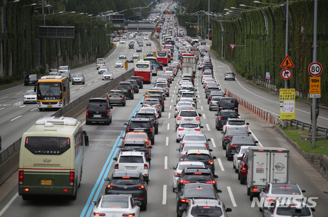 【서울=뉴시스】 김진아 기자 = 추석 연휴 첫날인 12일 오전 서울 서초구 잠원 IC 인근 경부고속도로가 귀성 차량이 몰려 정체가 일어나고 있다. 2019.09.12.&nbsp; bluesoda@newsis.com