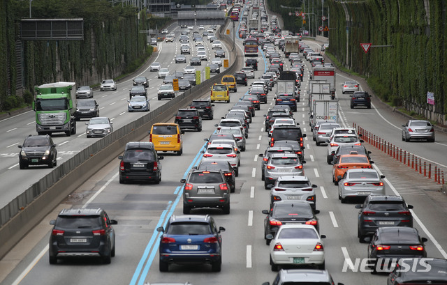 [서울=뉴시스]서울 서초구 잠원 IC 인근 경부고속도로에 차량이 몰려 정체가 일어나고 있다. (사진=뉴시스 DB)