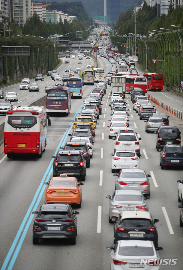 【서울=뉴시스】 김진아 기자 = 추석 연휴 첫날인 12일 오전 서울 서초구 잠원 IC 인근 경부고속도로가 귀성 차량이 몰려 정체가 일어나고 있다. 2019.09.12. bluesoda@newsis.com
