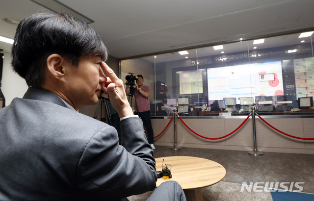 【서울=뉴시스】이영환 기자 = 조국 법무부 장관이 12일 오전 서울 동대문구 위치추적중앙관제센터를 방문해 관계자에게 전자감독 제도 관련 설명을 들으며 잠시생각에 잠겨 있다. 2019.09.12. 20hwan@newsis.com