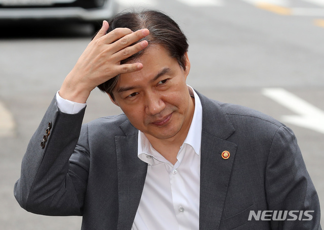 【서울=뉴시스】이영환 기자 = 조국 법무부 장관이 12일 오전 서울 동대문구 위치추적중앙관제센터를 방문하고 있다. 2019.09.12. 20hwan@newsis.com