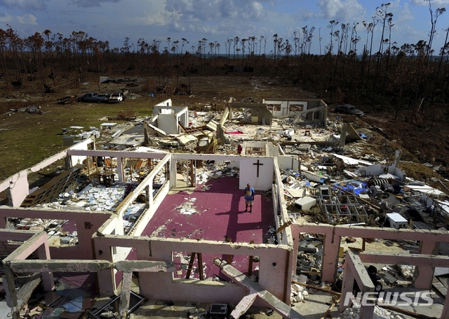 【그랜드 바하마=AP/뉴시스】이달 초 초특급 허리케인 '도리안'이 휩쓸고 간 카리브해 섬나라 바하마에 또 다름 열대성 폭풍(Tropical storm)이 접근하고 있다. 바하마는 지난 1일 최고등급인 5등급 허리케인 도리안이 강타하며 주민 40명 이상이 숨지고 주택 1만3000채가 파손되는 피해를 입었다. 사진은 지난 11일 도리안의 피해로 폐허가 된 교회에 서있는 한 목사의 모습. 2019.9.14.