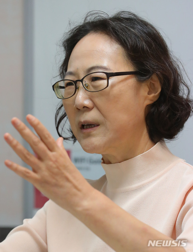 【서울=뉴시스】배훈식 기자 = 정혜경 박사가 지난 4일 서울 서초구 토즈에서 지승호 인터뷰 전문 작가와 '반일 종족주의' 등에 대해 인터뷰를 하고 있다. 2019.09.13. dahora83@newsis.com