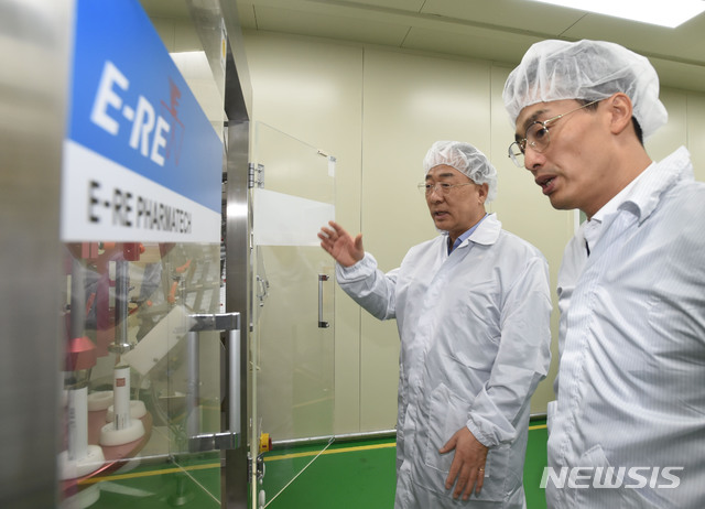 【서울=뉴시스】 김진아 기자 = 홍남기 부총리 겸 기획재정부 장관이 12일 추석연휴를 맞아 인천 남동공단 소재 수출중소기업 아주화장품를 방문, 생산설비를 시찰하며 관계자의 설명을 듣고 있다. 2019.09.12. (사진=기획재정부 제공) photo@newsis.com