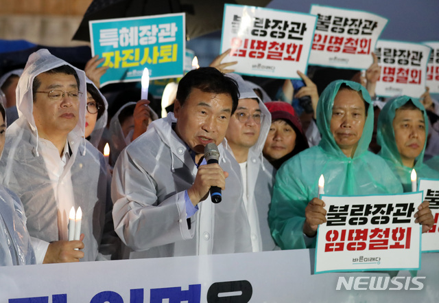 【서울=뉴시스】이영환 기자 = 바른미래당 손학규 대표가 12일 오후 서울 종로구 광화문 광장에서 열린 조국 법무부 장관 임명 철회 촉구 촛불집회에 참석해 발언을 하고 있다. 2019.09.12.&nbsp; 20hwan@newsis.com