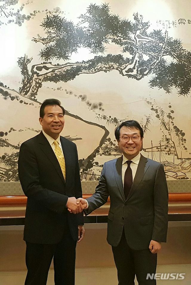 【서울=뉴시스】 지난 12일 중국 베이징 조어대에서 만난 이도훈 외교부 한반도평화교섭본부장과 뤄자오후이(羅照輝) 중국 외교부 부부장. (사진=외교부 제공)&nbsp; 