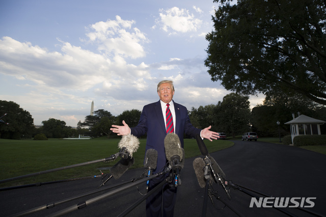 【 워싱턴DC=AP/뉴시스】도널드 트럼프 미국 대통령이 12일(현지시간) 볼티모어를 방문하기 위해 워싱턴DC 백악관을 떠나기 전 기자들의 질문에 답하고 있다. 2019.09.13&nbsp; 