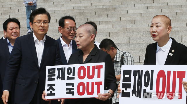 【서울=뉴시스】이종철 기자 = 11일 서울 여의도 국회 본관 앞 계단 밑에서 자유한국당 황교안 대표가 조국 법무부장관 임명 철회를 요구하며 삭발을 한 박인숙 의원(오른쪽), 김숙향 동작갑 당원협의회 운영위원장을 격려하고 있다.2019.09.14. jc4321@newsis.com