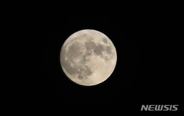 [제주=뉴시스]우장호 기자 = 지난해 추석인 9월13일 오후 제주시 노형동에서 바라본 동쪽 하늘에 휘영청 밝은 보름달이 떠올라 아름다운 광경을 선보이고 있다. 2019.09.13. woo1223@newsis.com