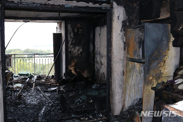 【청주=뉴시스】조성현 기자 =13일 오후 11시40분께 충북 청주시 서원구 개신동 한 아파트 9층에서 불이 났다. 이 불로 주민 A(38)씨 등 19명이 연기를 마셔 병원 치료를 받고 있다. 2019.09.14. jsh0128@newsis.com