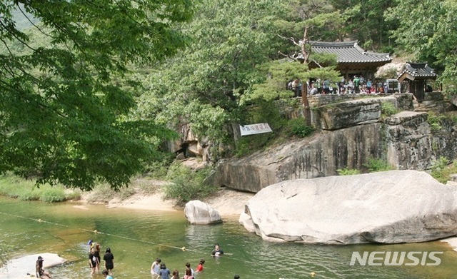 【청주=뉴시스】강신욱 기자 = 충북 괴산군 청천면 명승 110호 괴산 화양구곡에서는 문화재청 공모사업으로 내년에 향교·서원 문화재 활용사업이 진행된다. 사진은 화양구곡 4곡 금사담과 암서재. 2019.09.14.ksw64@newsis.com 