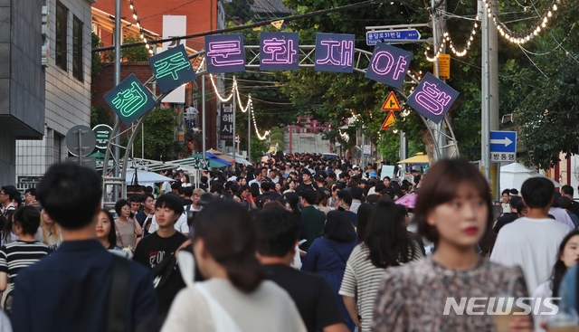 【청주=뉴시스】강신욱 기자 = 충북에서는 문화재청 지역문화재 활용사업 공모 선정으로 내년에 청주시와 옥천군에서 문화재야행 사업을 추진한다. 청주시는 2016년부터 5년 연속, 옥천군은 처음으로 문화재야행 사업을 진행한다. 사진은 올해 청주문화재야행. 2019.09.14. (사진=청주문화재단 제공) photo@newsis.com