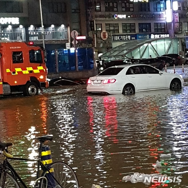 【안양=뉴시스】 박석희 기자 =광역상수도관 파열로 침수된 인덕원역 사거리 전경.(사진=독자 조혜정씨 제공))