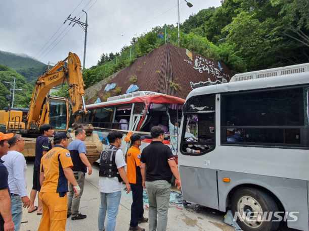 【울릉=뉴시스】김정화 기자 = 14일 오후 2시26분께 경북 울릉군 울릉읍 도동리의 한 도로에서 관광버스 2대가 정면충돌해 34명이 다쳤다. (사진 = 경북 소방본부 제공) photo@newsis.com